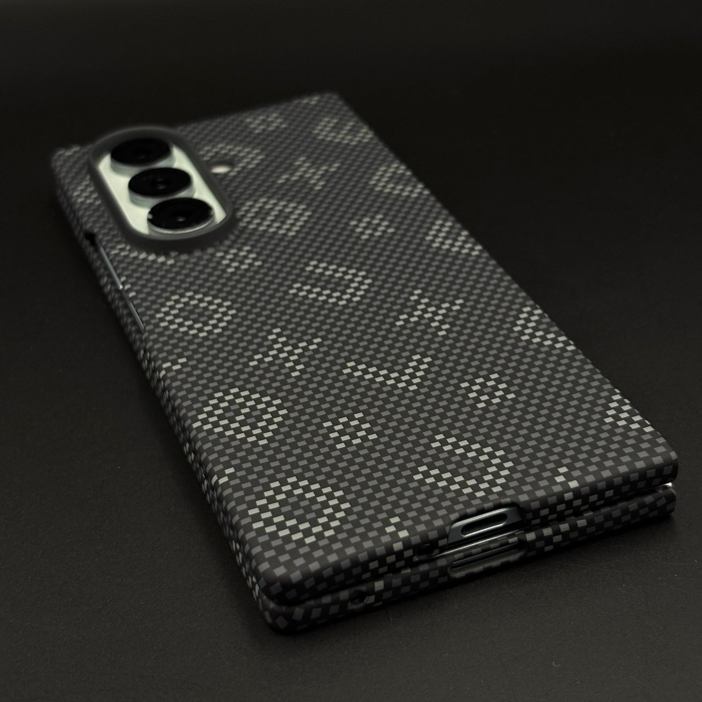 Glow in the Dark Aramid Fiber Case for Samsung Galaxy Z Fold 7 | Hidden Magsafe | Luminous Design