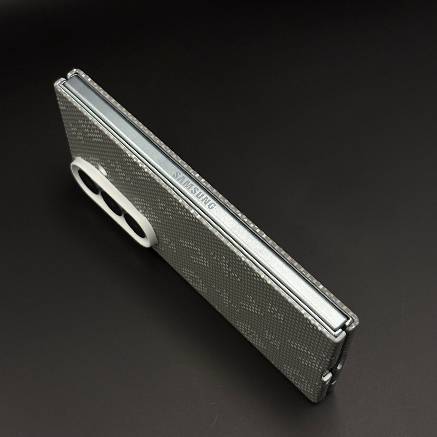 Glow in the Dark Aramid Fiber Case for Samsung Galaxy Z Fold 7 | Hidden Magsafe | Luminous Design