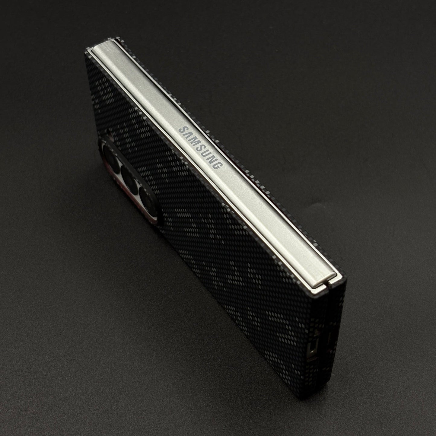 Glow in the Dark Aramid Fiber Case for Samsung Galaxy Z Fold 6 | Hidden Magsafe | Luminous Design