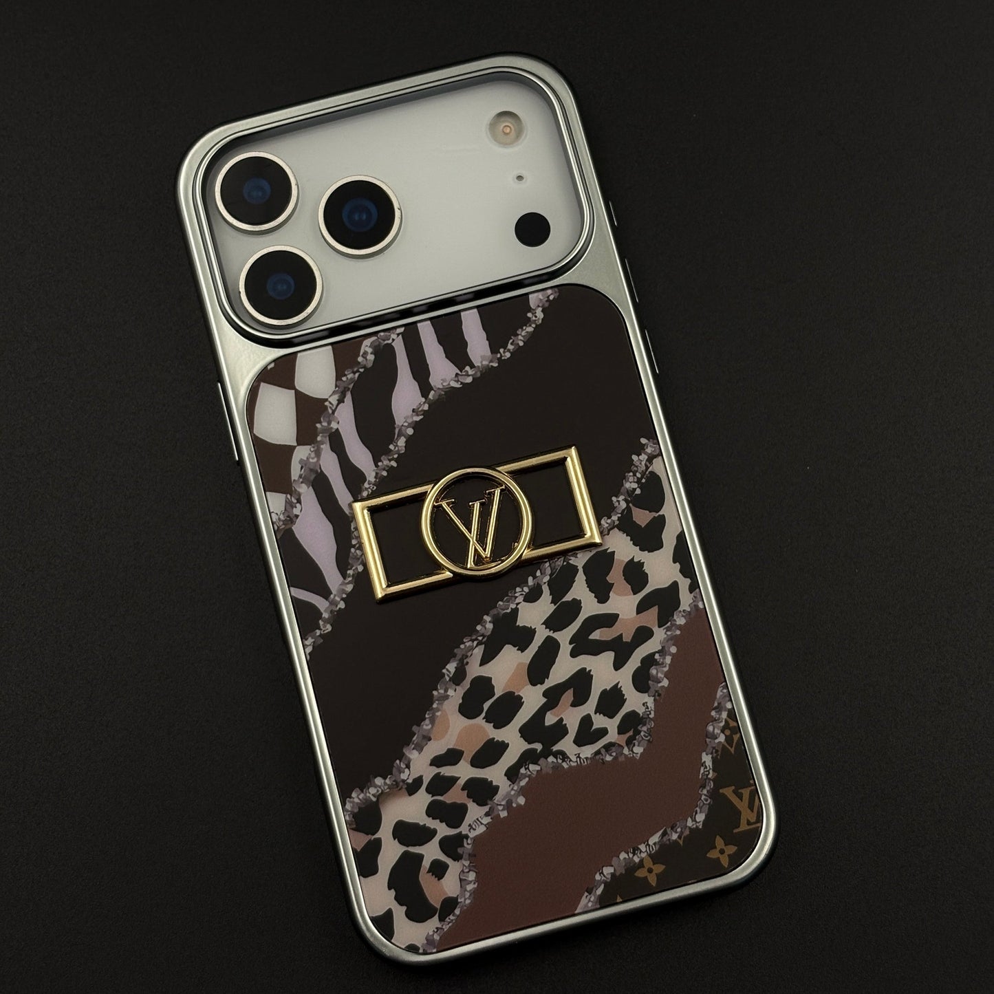 Luxury Fashion Brand Animal Inspired Case with Metallic Emblem for iPhone 17 Series