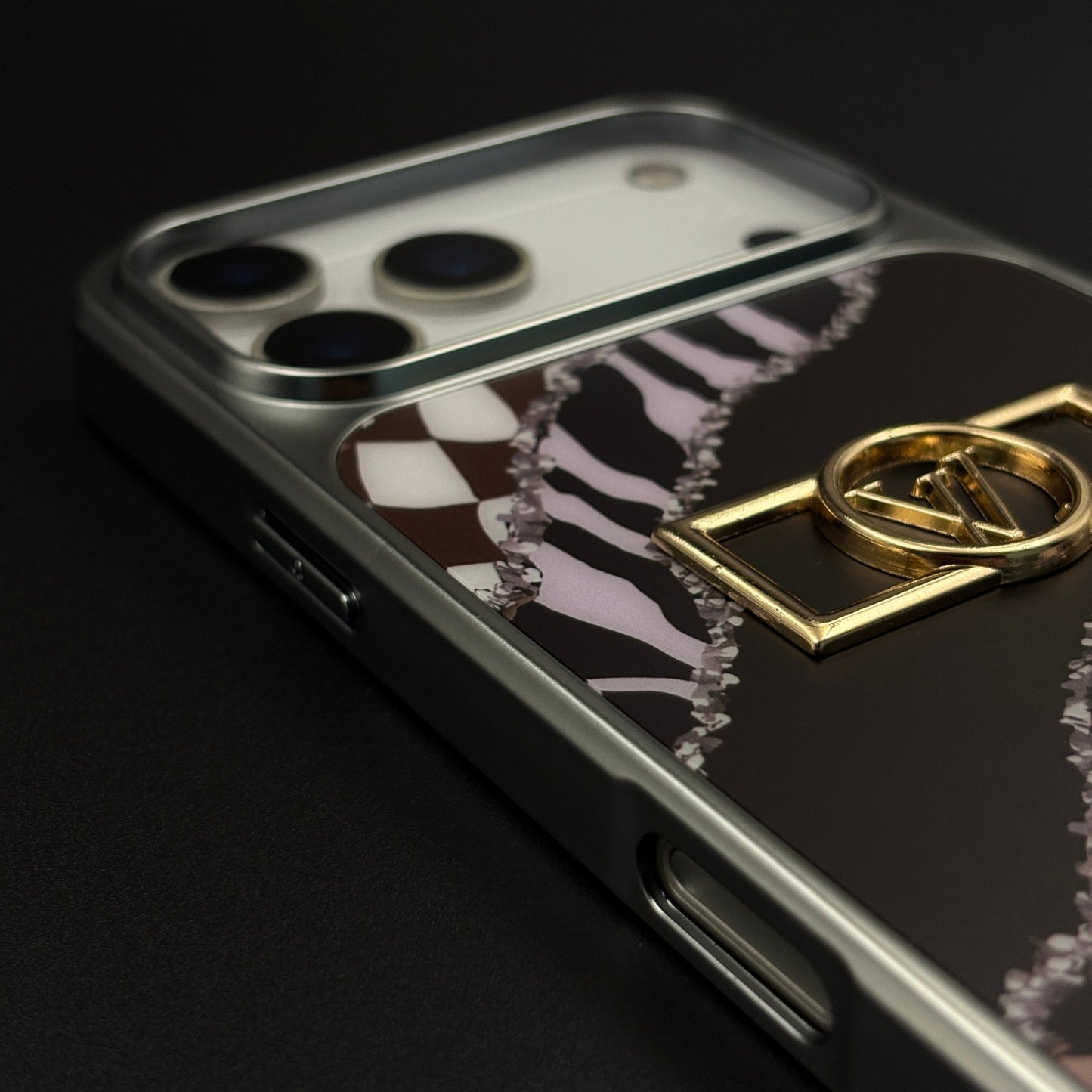 Luxury Fashion Brand Animal Inspired Case with Metallic Emblem for iPhone 17 Series
