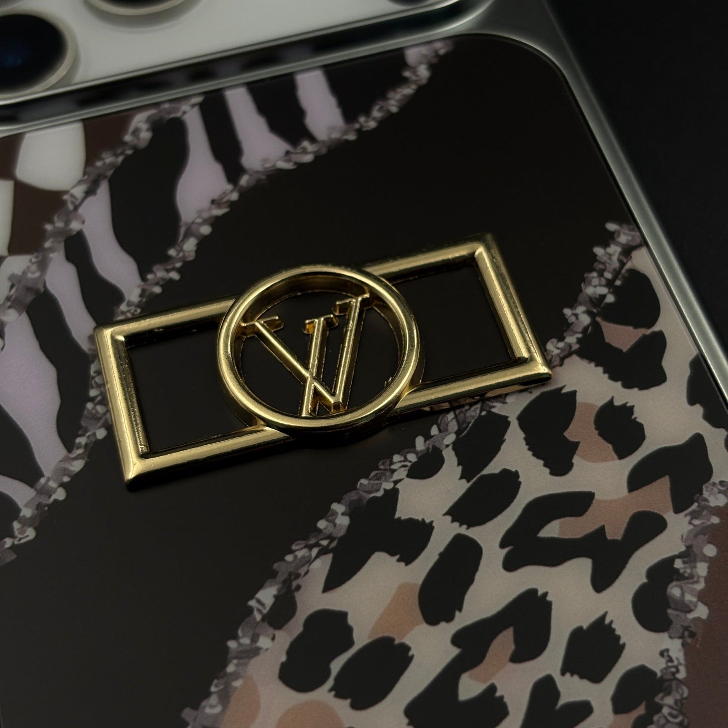 Luxury Fashion Brand Animal Inspired Case with Metallic Emblem for iPhone 17 Series