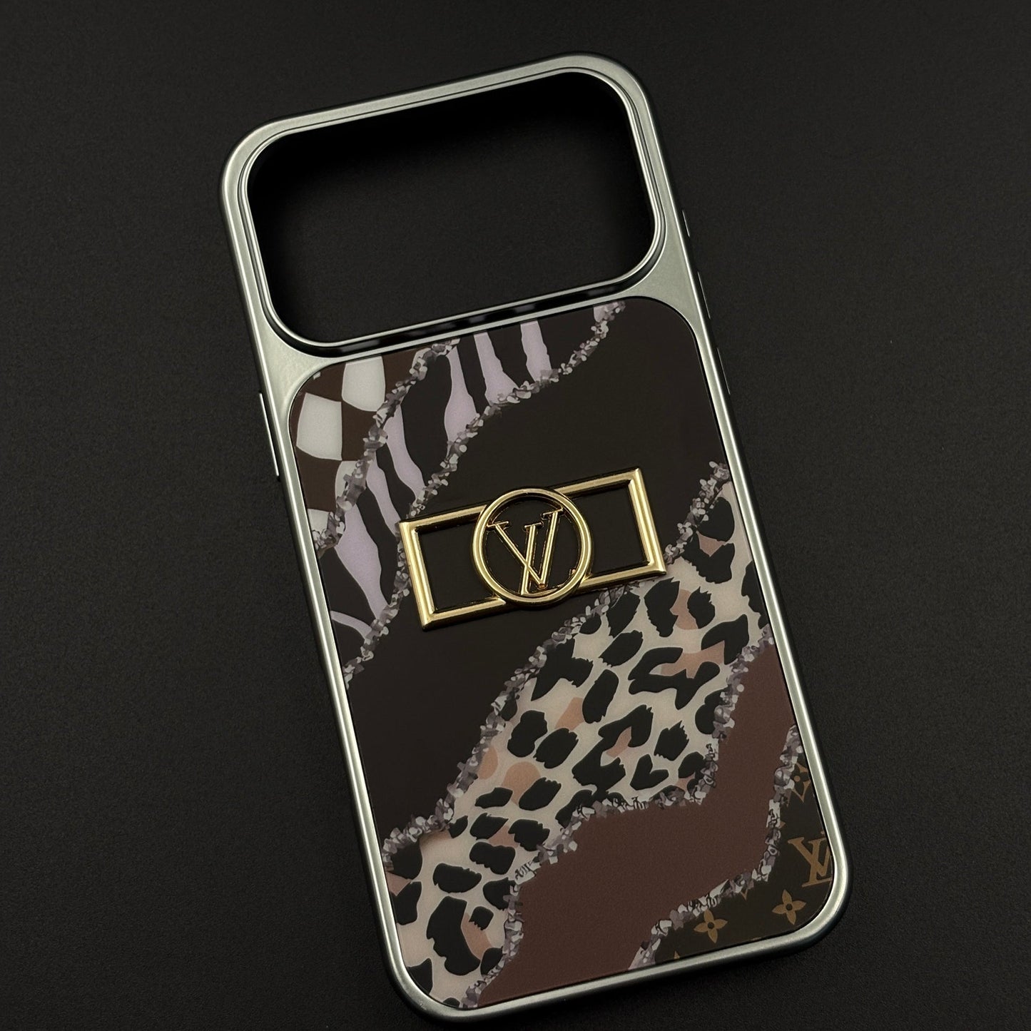 Luxury Fashion Brand Animal Inspired Case with Metallic Emblem for iPhone 17 Series