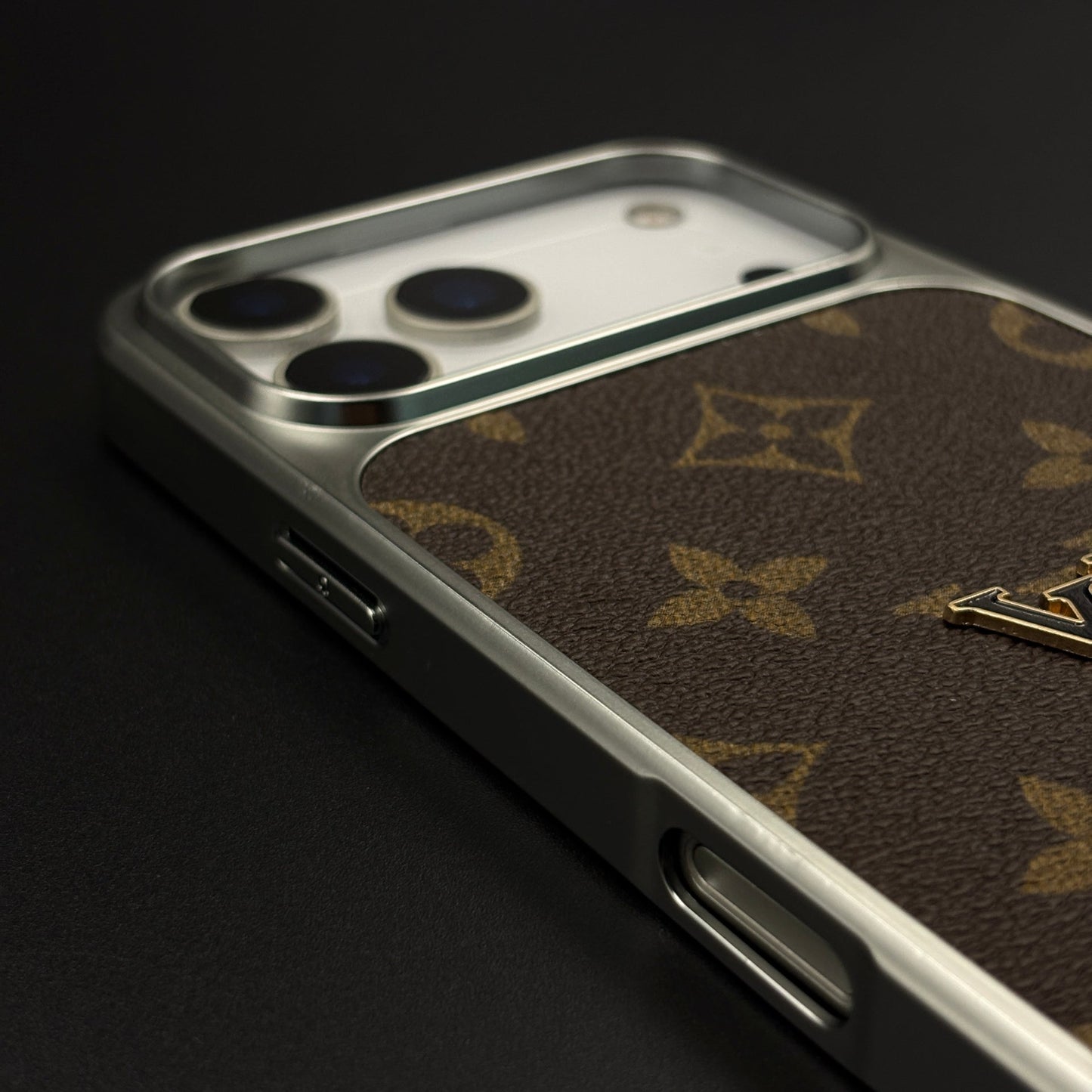 Luxury Fashion Brand Leather-Texture Case with Metallic Logo for iPhone 17 Series