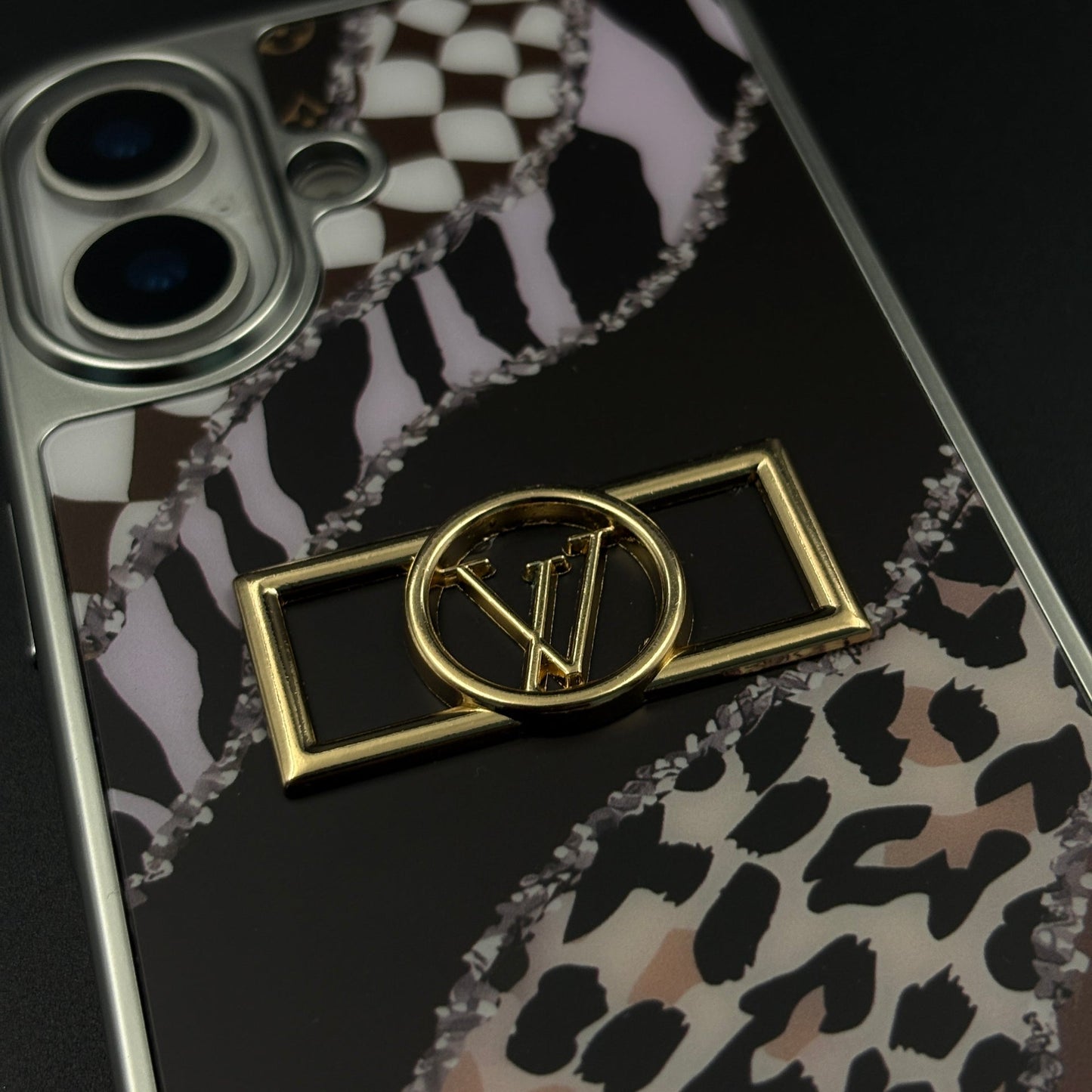 Luxury Fashion Brand Animal Inspired Case with Metallic Emblem for iPhone 17