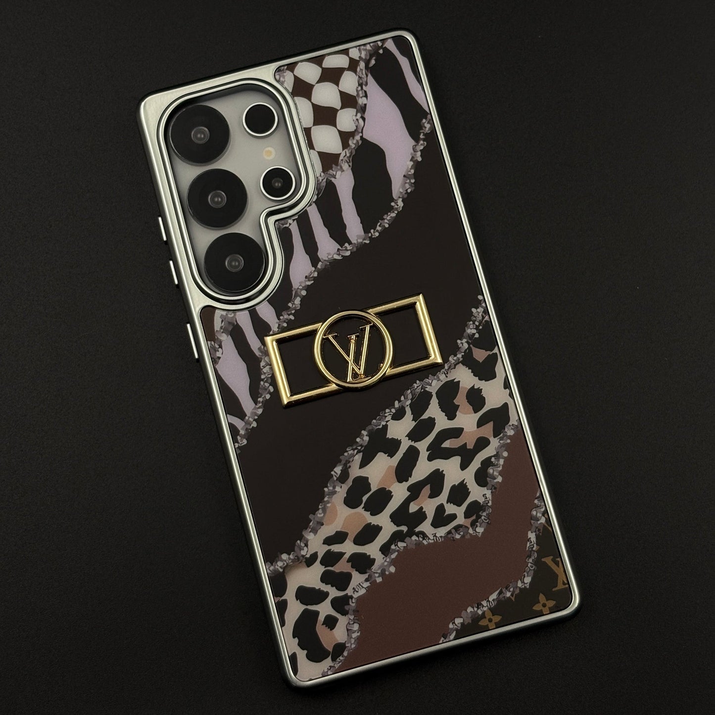 Luxury Fashion Brand Animal Inspired Case with Metallic Emblem for Samsung Galaxy S25 Ultra