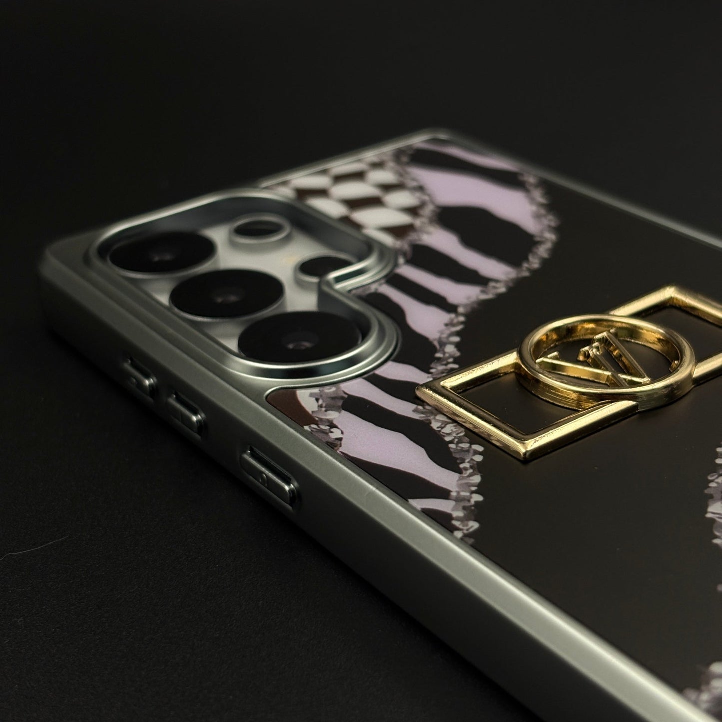 Luxury Fashion Brand Animal Inspired Case with Metallic Emblem for Samsung Galaxy S25 Ultra