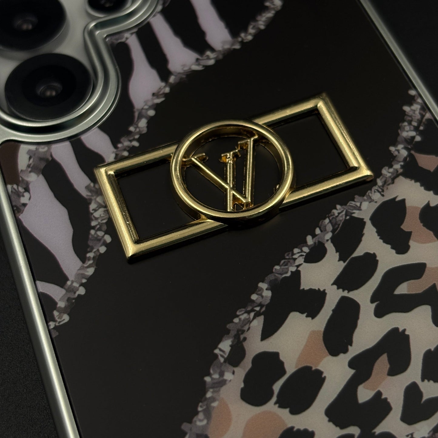 Luxury Fashion Brand Animal Inspired Case with Metallic Emblem for Samsung Galaxy S25 Ultra