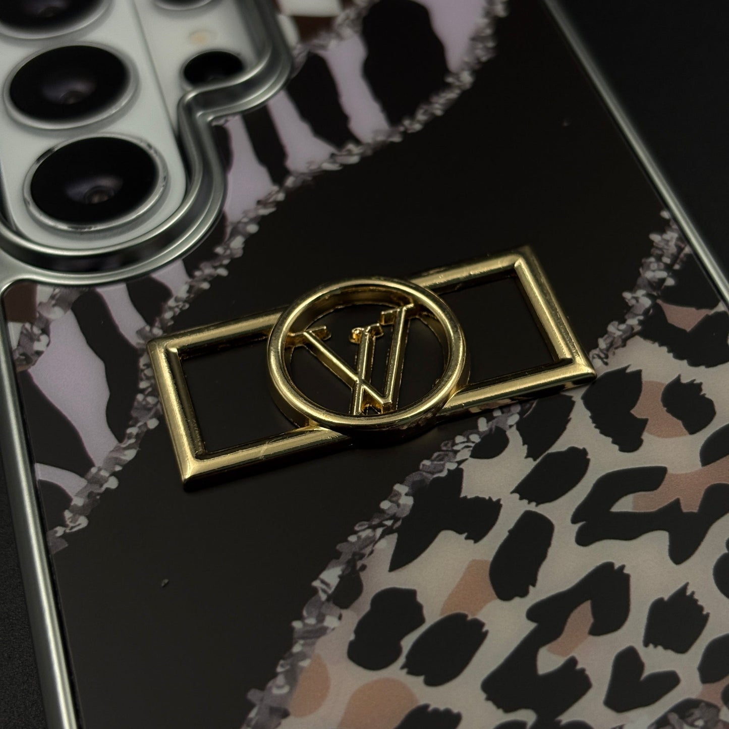 Luxury Fashion Brand Animal Inspired Case with Metallic Emblem for Samsung Galaxy S26 Ultra