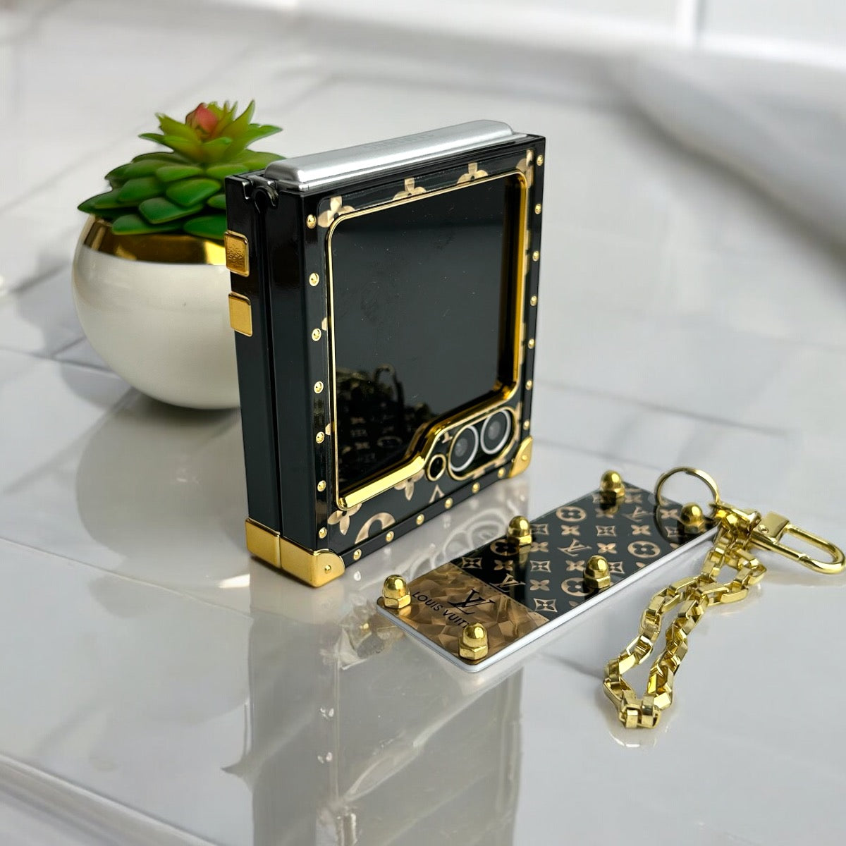 Samsung Galaxy Z Flip 7 FE Luxury Trunk Case With Chain